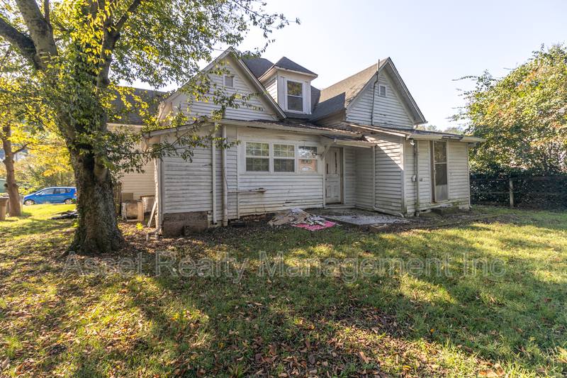 Apartment for rent at 221 Hawthorne Ave #2, Knoxville, TN 37920