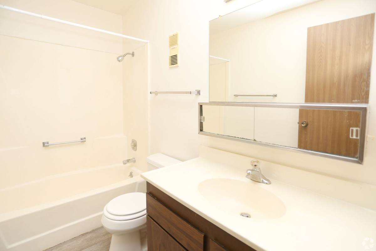 Apartment for rent at 2221 W Willow Knolls Dr, Peoria, IL 61614