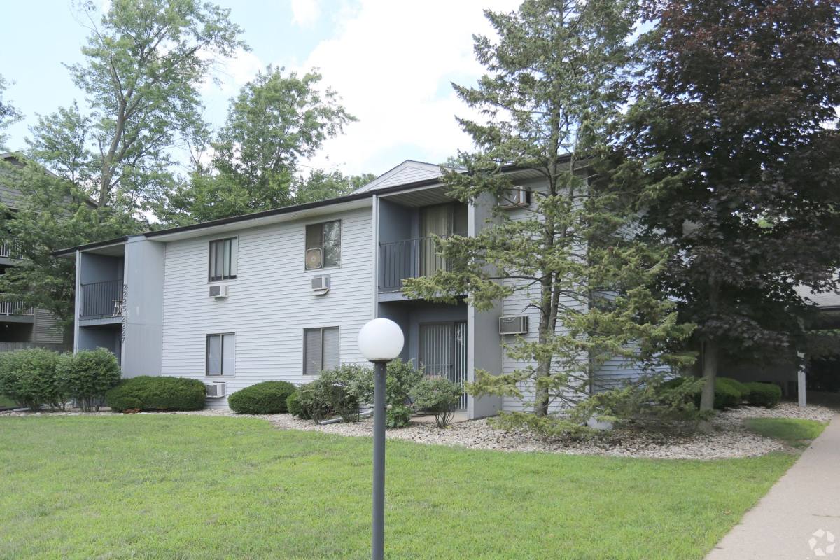 Apartment for rent at 2221 W Willow Knolls Dr, Peoria, IL 61614