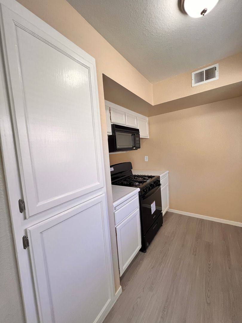 Apartment for rent at 8111 Laborough Dr, Bakersfield, CA 93311