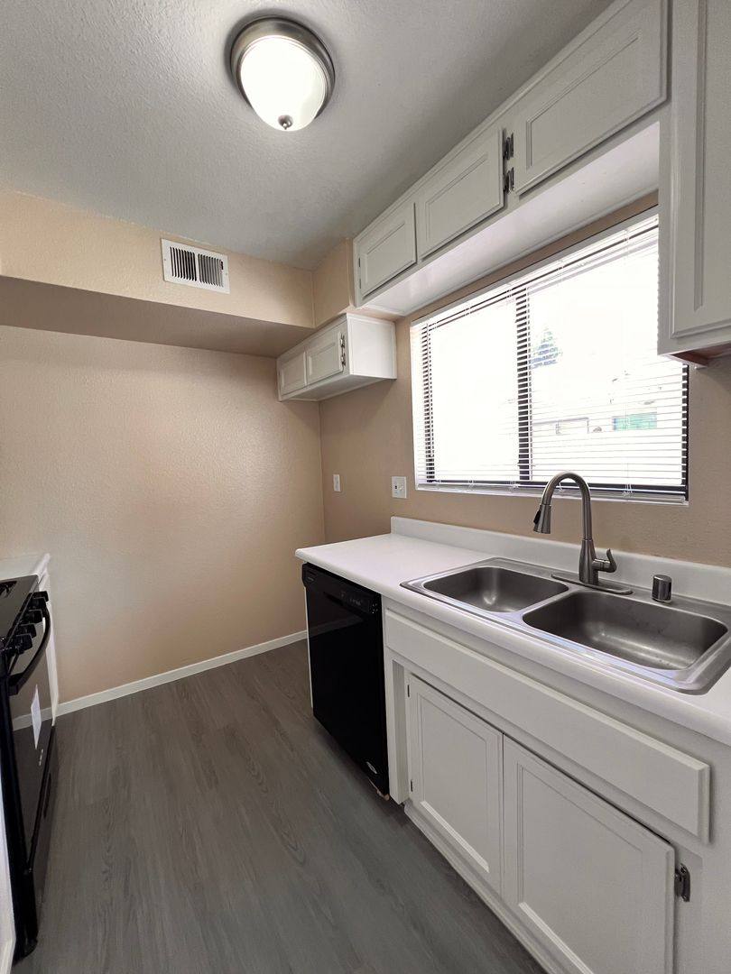Apartment for rent at 8111 Laborough Dr, Bakersfield, CA 93311