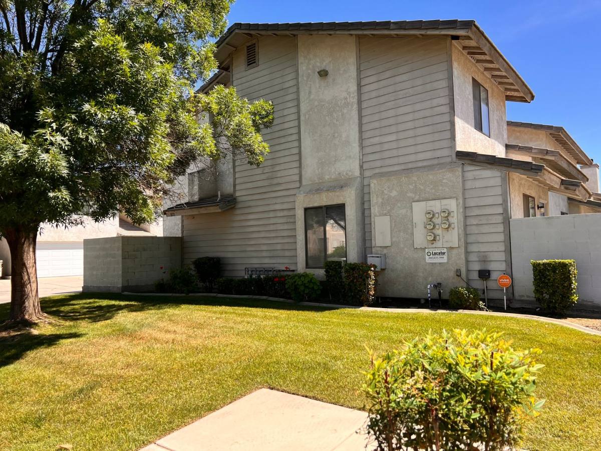 Apartment for rent at 8111 Laborough Dr, Bakersfield, CA 93311