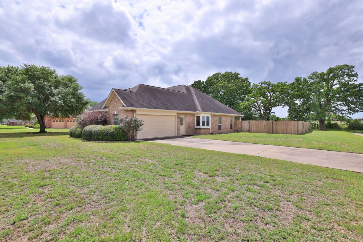 House for rent at 105 Lawrence Marshall Dr, Hempstead, TX 77445