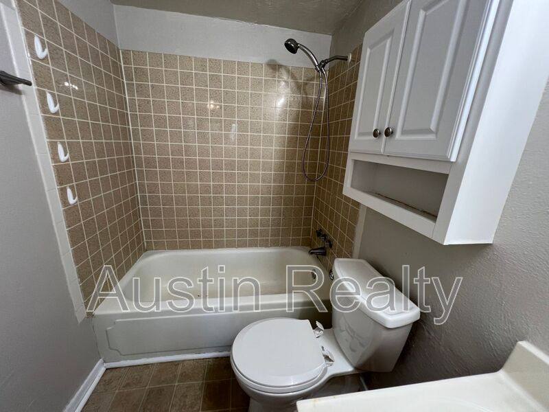 Apartment for rent at 3706 Greenwood Blvd #20, Saint Louis, MO 63143