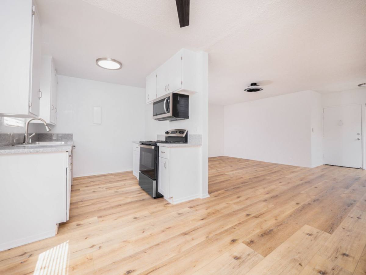 Apartment for rent at 7253-7257 Variel Ave, Canoga Park, CA 91303
