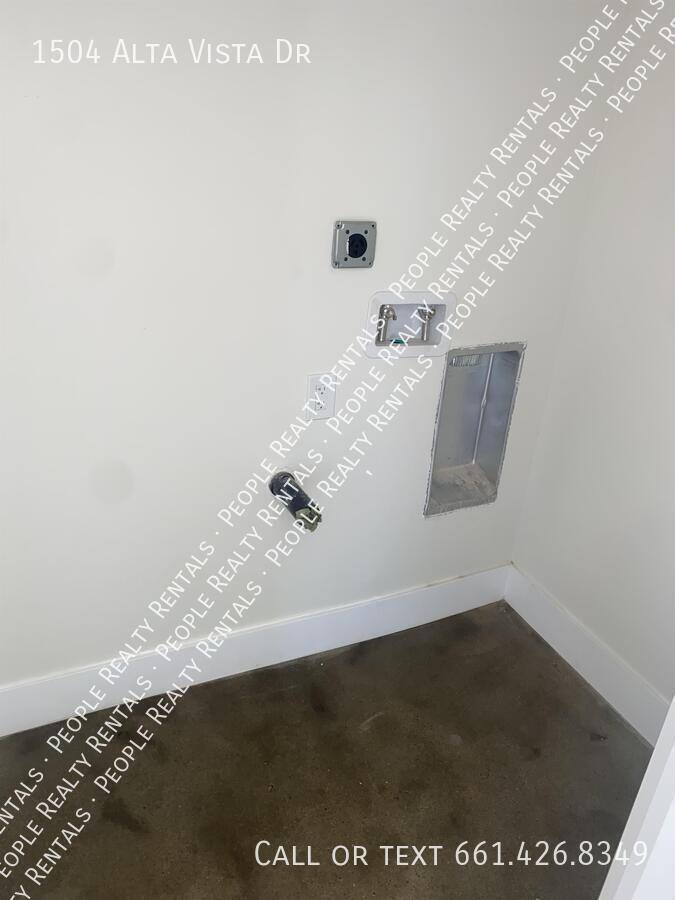 House for rent at 1504 Alta Vista Dr, Bakersfield, CA 93305