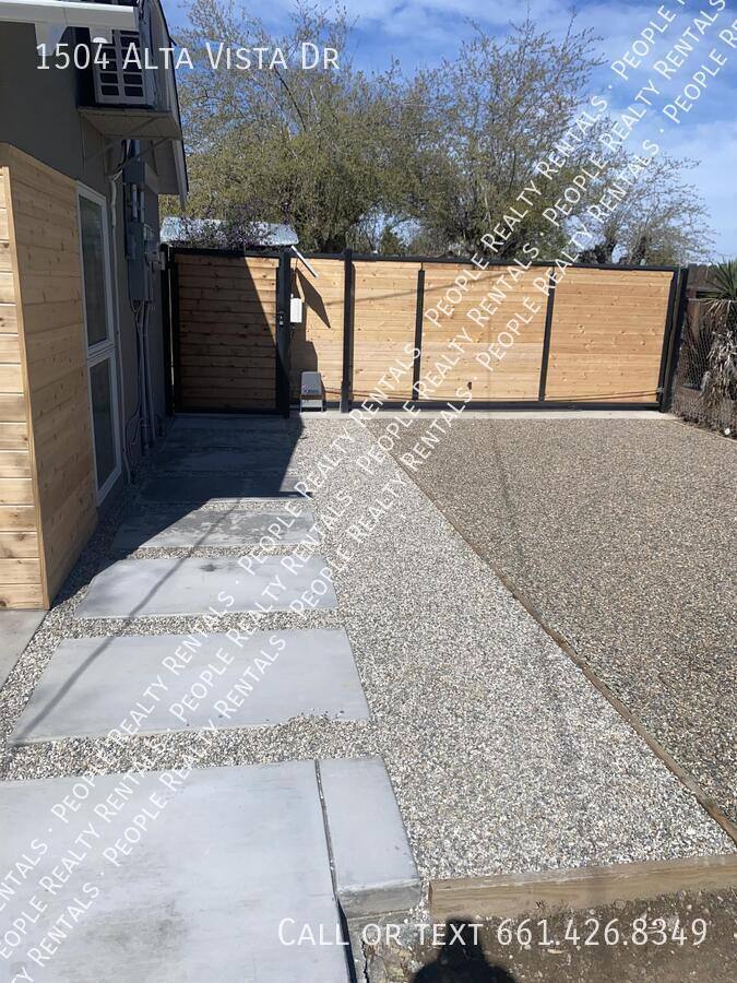 House for rent at 1504 Alta Vista Dr, Bakersfield, CA 93305