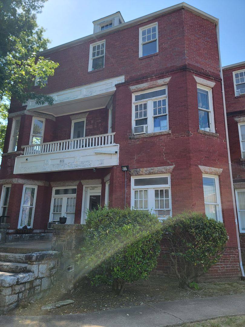 Apartment for rent at 811 Walker Ave, Greensboro, NC 27403