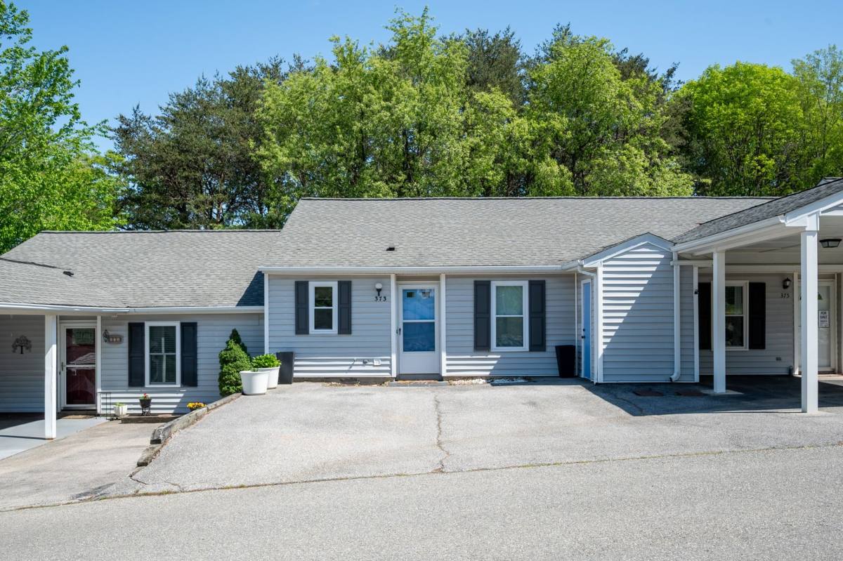 Townhouse for rent at 373 Tinkerview Rd, Cloverdale, VA 24077