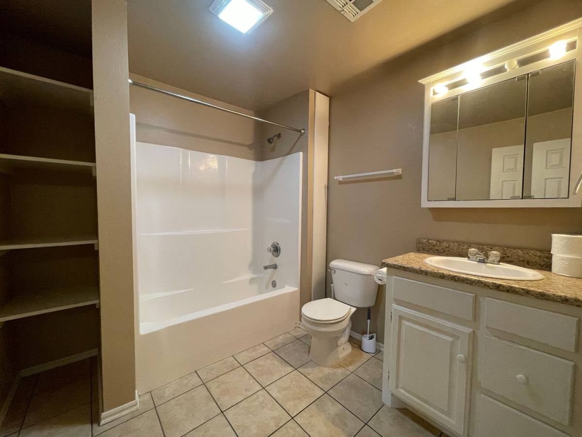 Apartment for rent at 117 W Davis, Weatherford, OK 73096