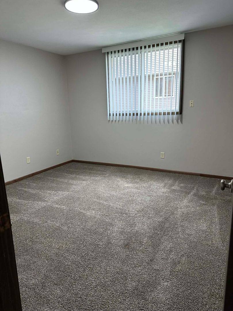 Apartment for rent at 1157 Ravenwood Rd, Waterloo, IA 50702