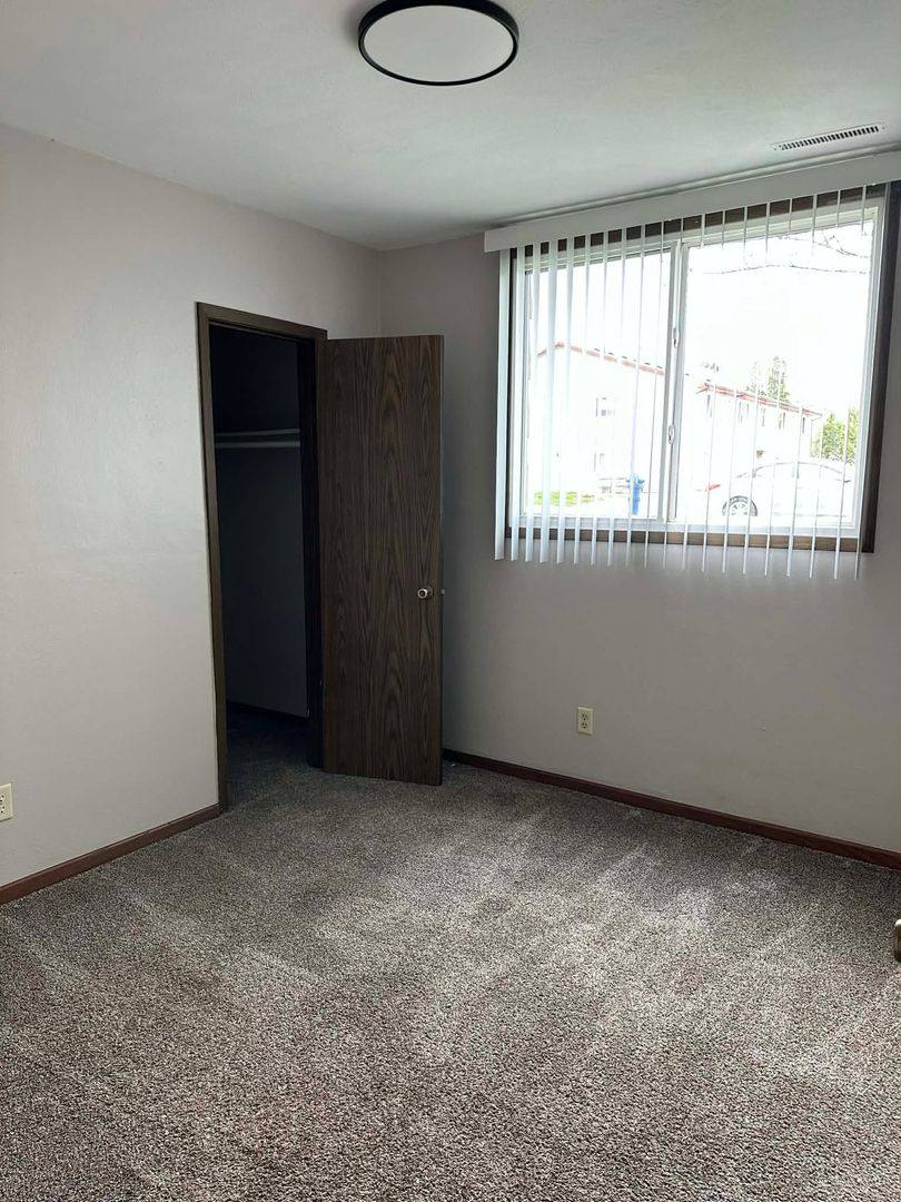 Apartment for rent at 1157 Ravenwood Rd, Waterloo, IA 50702