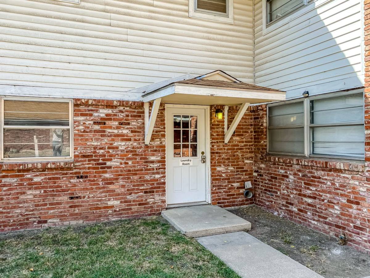 Apartment for rent at 116 E 10th Ave, Hutchinson, KS 67501