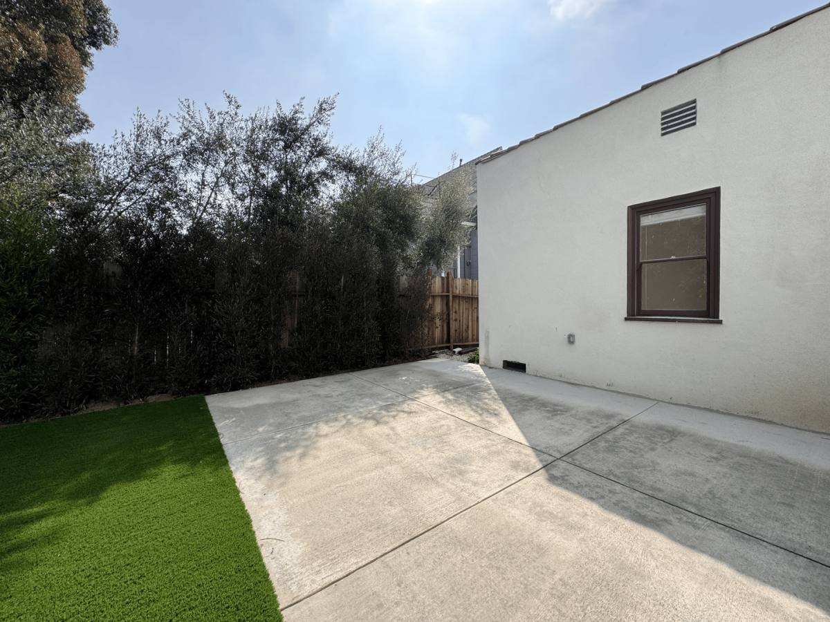 Apartment for rent at 2134 Magnolia Ave, Los Angeles, CA 90007