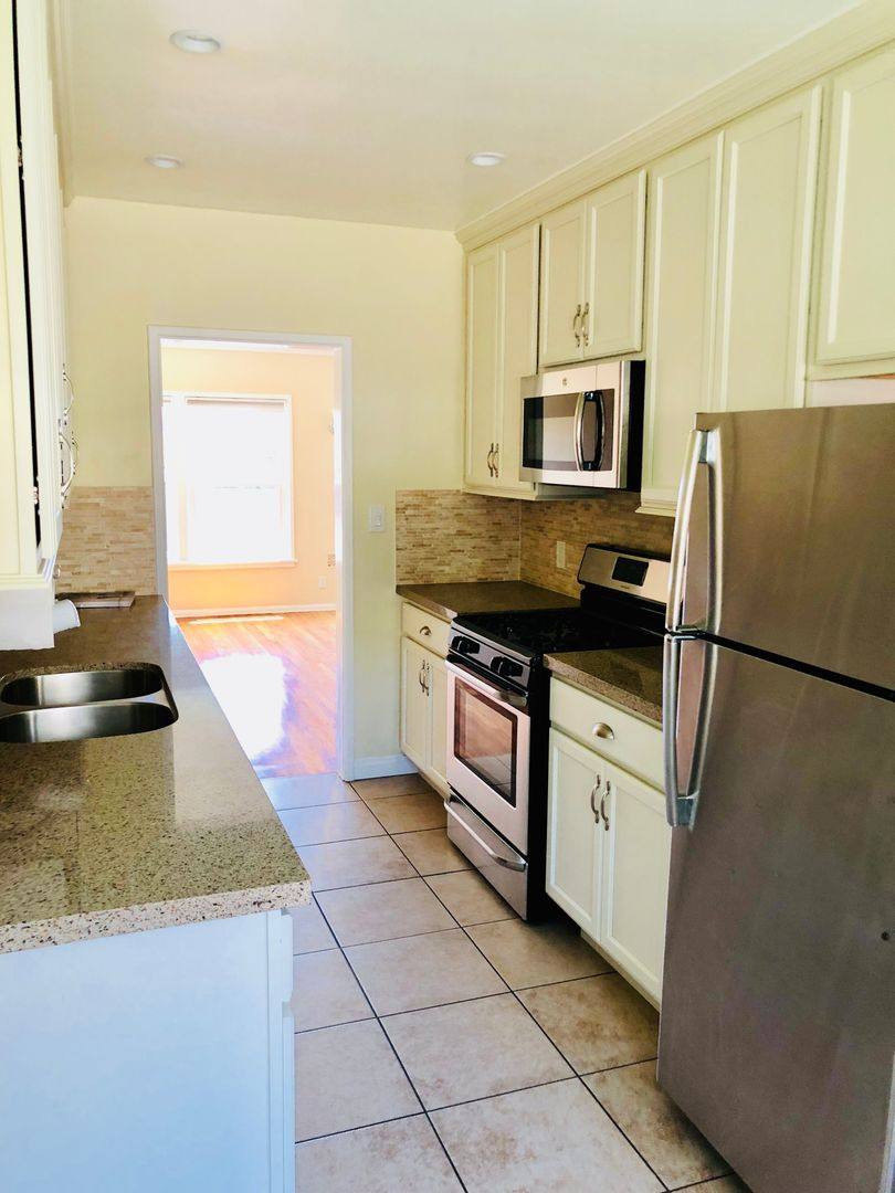 Apartment for rent at 902-910 Venice Blvd 2404-2426 Grandview Ave, Venice, CA 90291