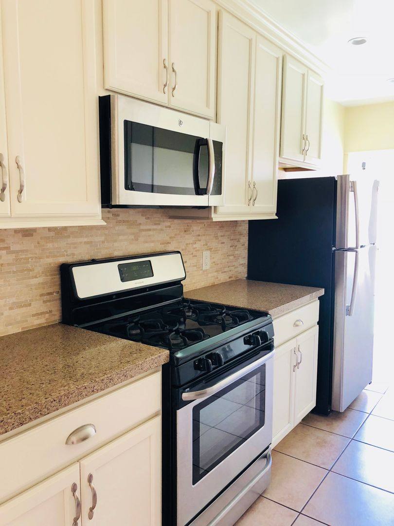 Apartment for rent at 902-910 Venice Blvd 2404-2426 Grandview Ave, Venice, CA 90291