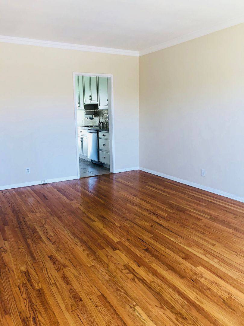 Apartment for rent at 902-910 Venice Blvd 2404-2426 Grandview Ave, Venice, CA 90291