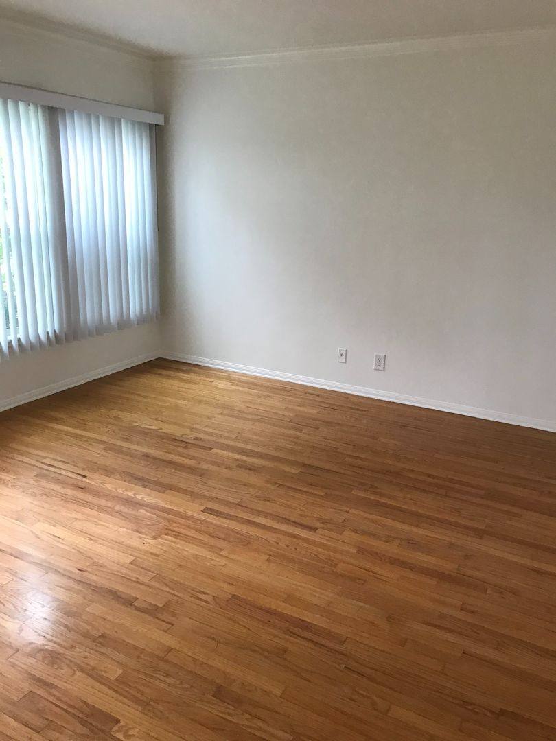Apartment for rent at 902-910 Venice Blvd 2404-2426 Grandview Ave, Venice, CA 90291