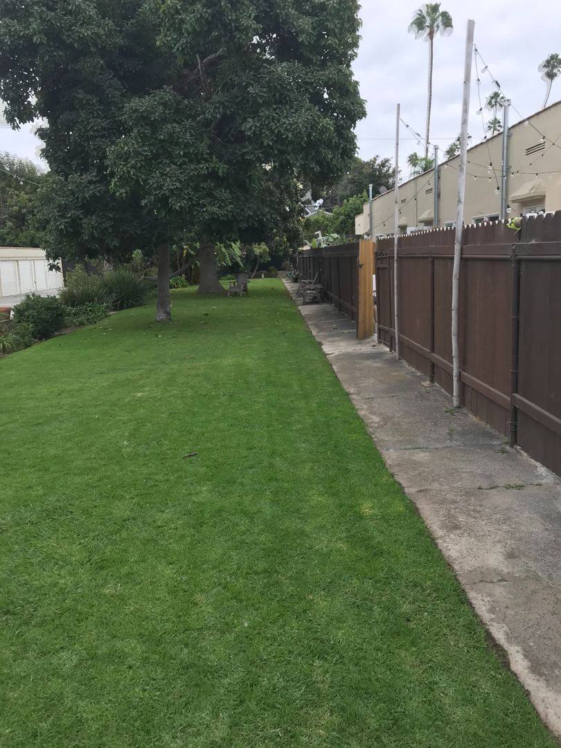 Apartment for rent at 902-910 Venice Blvd 2404-2426 Grandview Ave, Venice, CA 90291