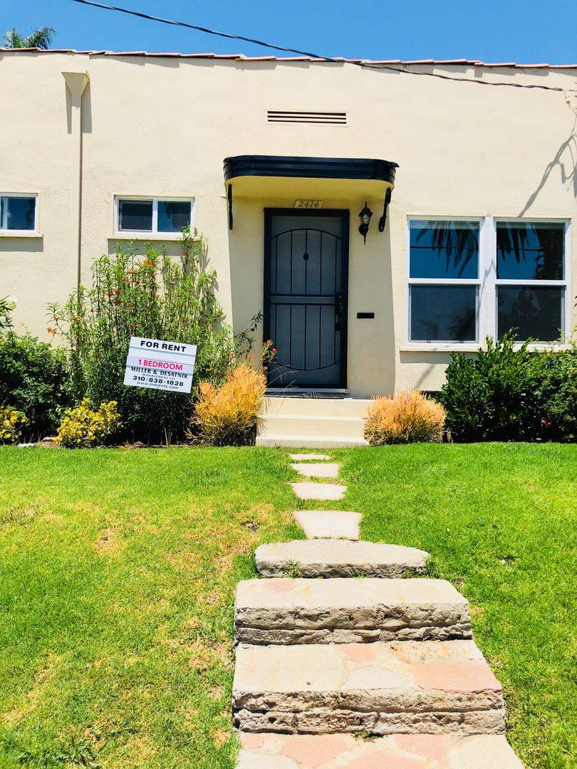 Apartment for rent at 902-910 Venice Blvd 2404-2426 Grandview Ave, Venice, CA 90291