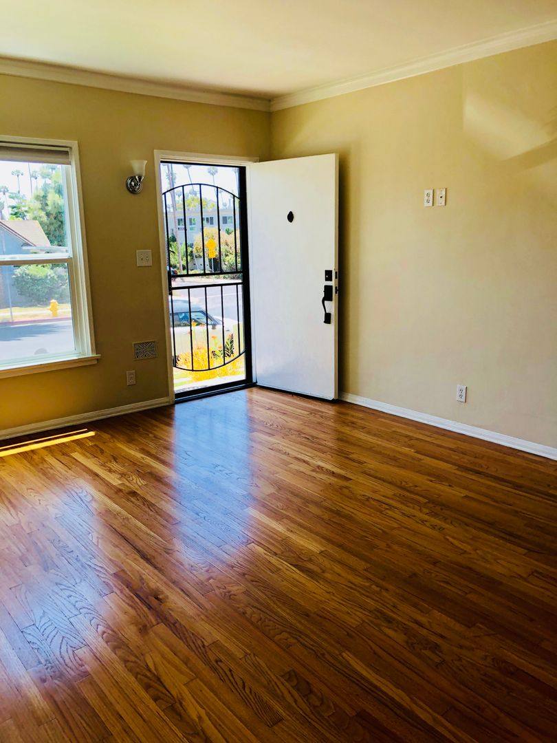 Apartment for rent at 902-910 Venice Blvd 2404-2426 Grandview Ave, Venice, CA 90291