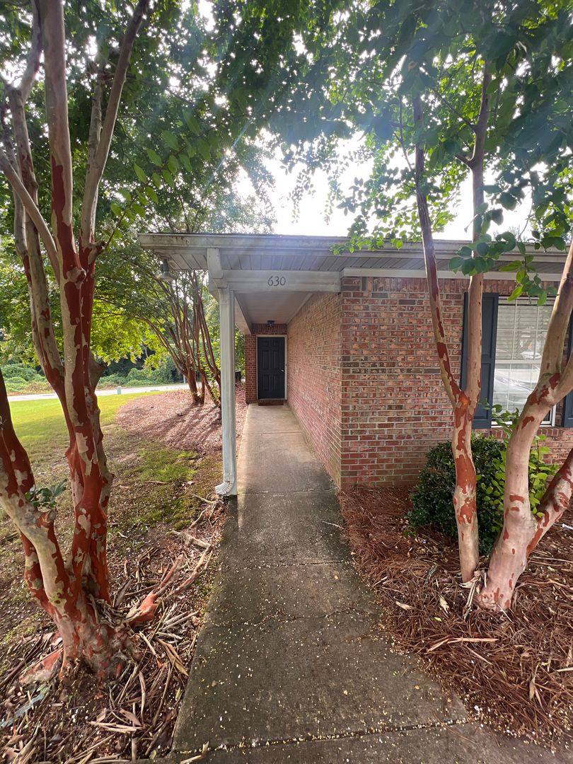 Apartment for rent at 628-630 Center Place, Auburn, AL 36830