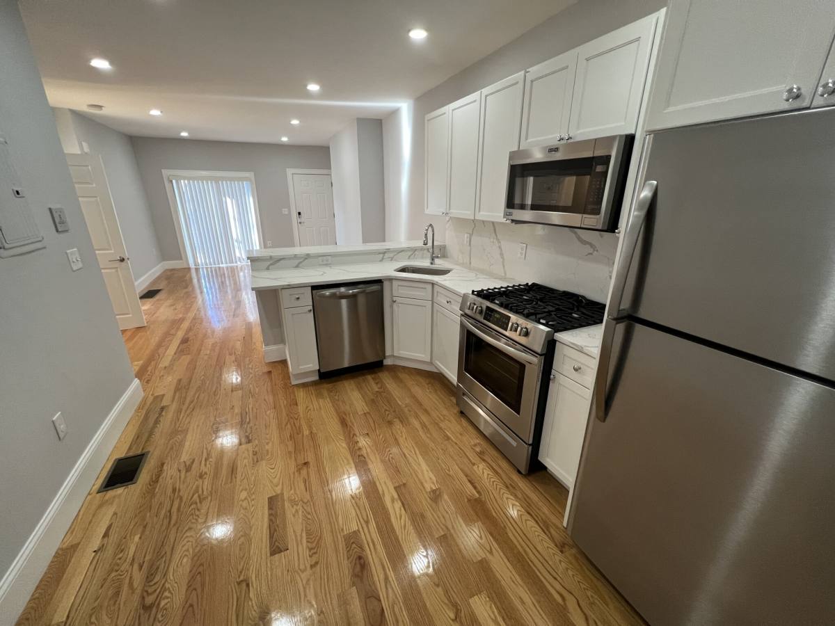 Apartment for rent at 372 Oxford St #2, Cambridge, MA 02140