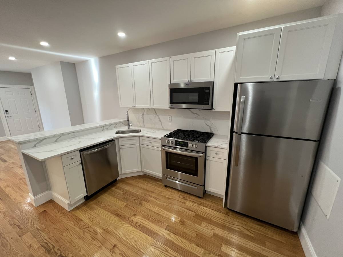 Apartment for rent at 372 Oxford St #2, Cambridge, MA 02140