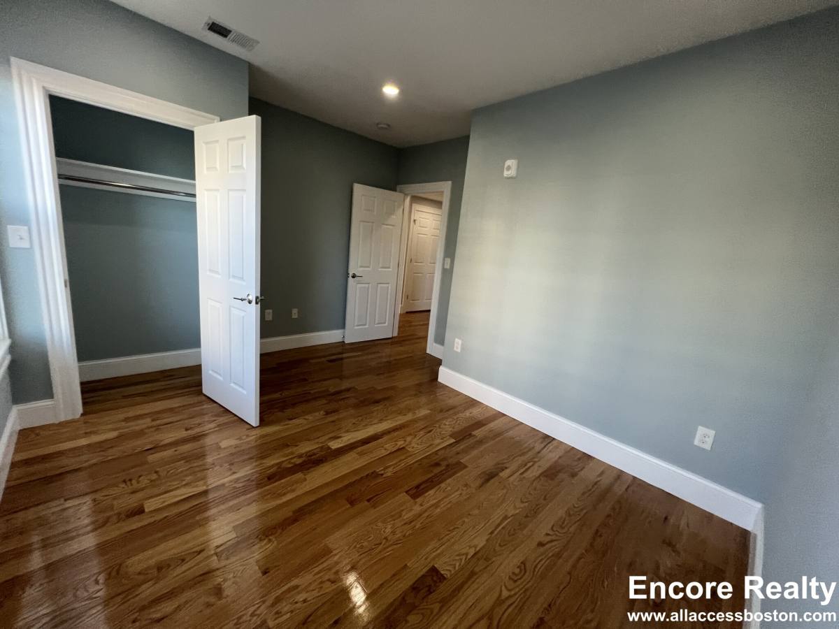 Apartment for rent at 372 Oxford St #3, Cambridge, MA 02140
