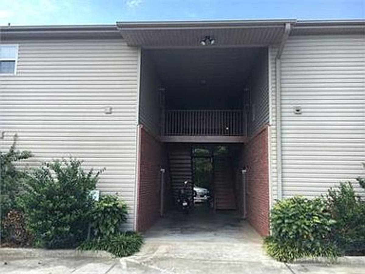 Apartment for rent at 121 Lannes W Dr, Killen, AL 35645
