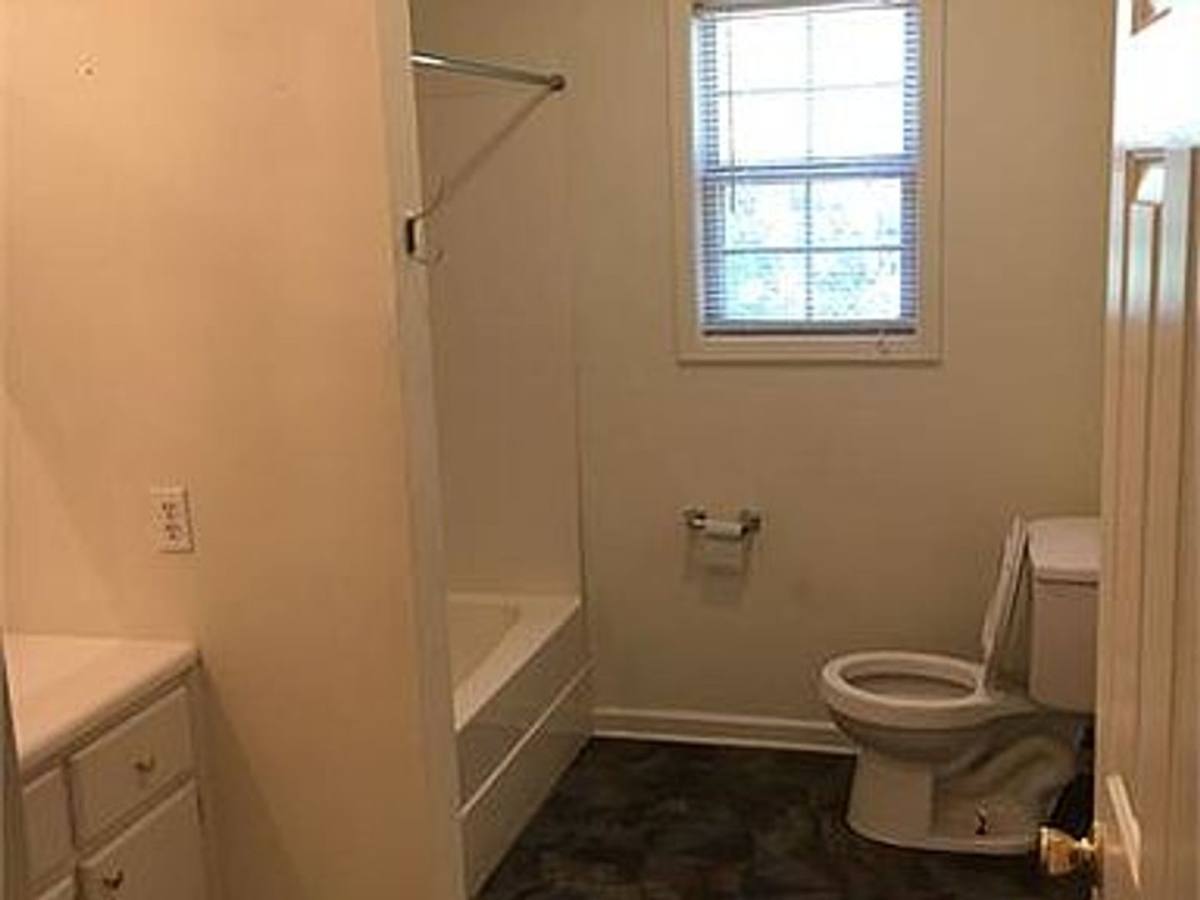 Apartment for rent at 121 Lannes W Dr, Killen, AL 35645