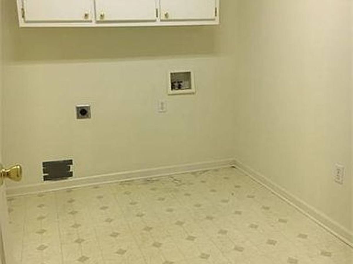 Apartment for rent at 121 Lannes W Dr, Killen, AL 35645