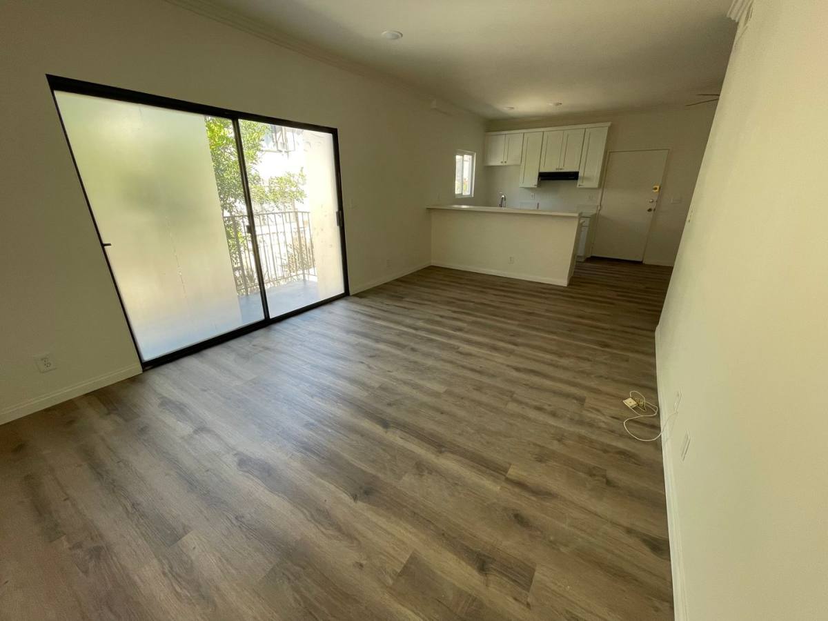 Apartment for rent at 449 S Alexandria, Los Angeles, CA 90020