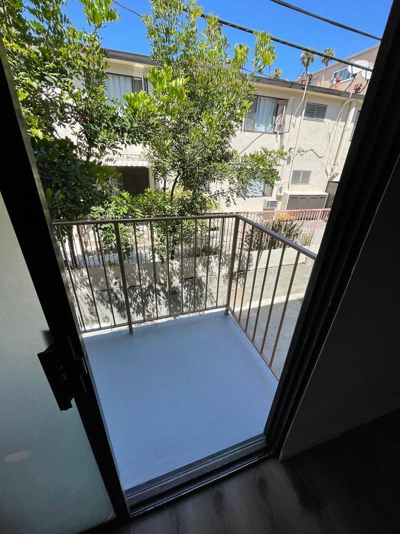 Apartment for rent at 449 S Alexandria, Los Angeles, CA 90020