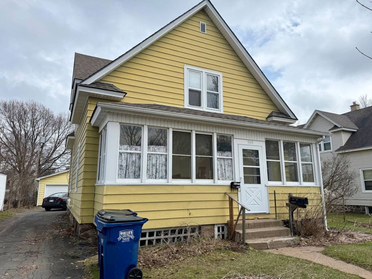 Apartment for rent at 909 S 6th Ave, Wausau, WI 54401