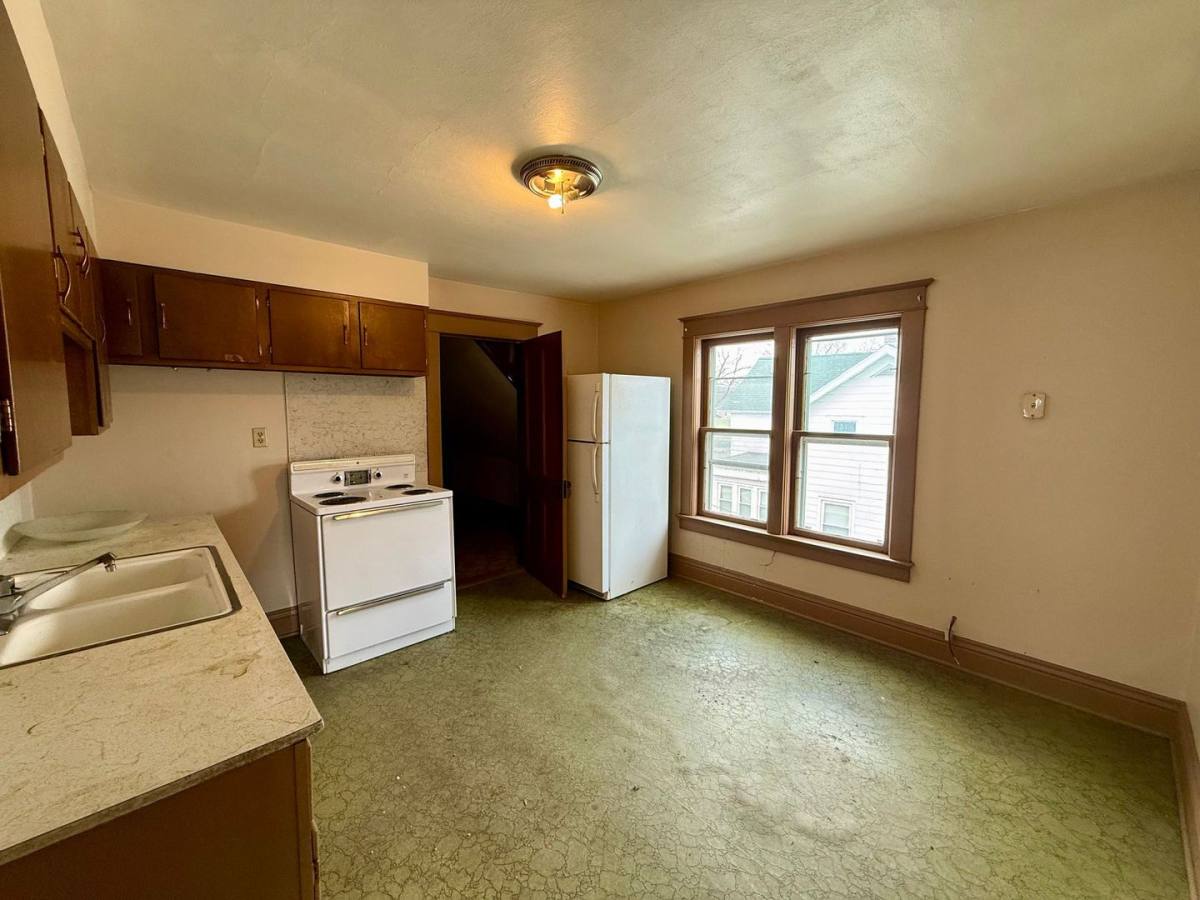 Apartment for rent at 909 S 6th Ave, Wausau, WI 54401