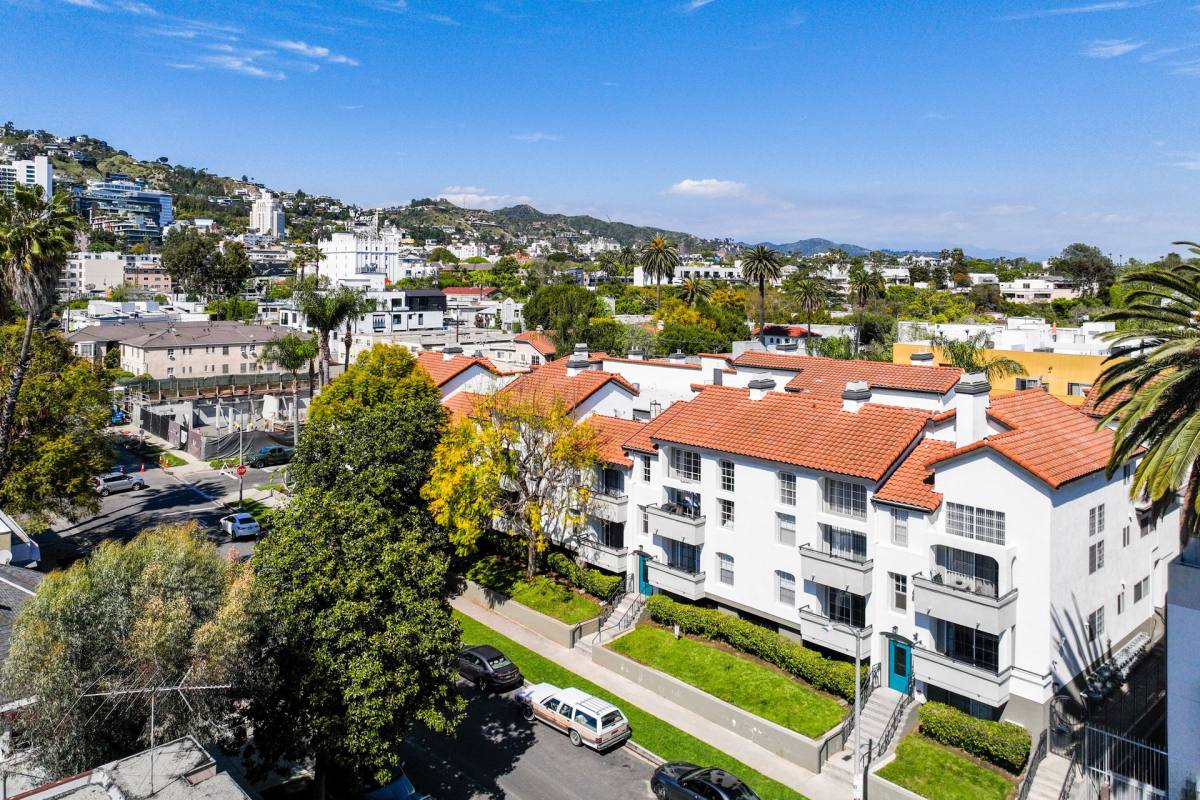 Apartment for rent at 960 N Alfred St, West Hollywood, CA 90069