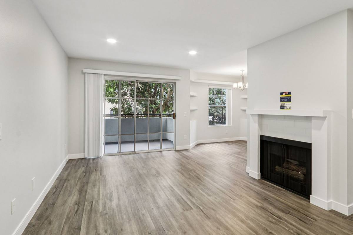 Apartment for rent at 960 N Alfred St, West Hollywood, CA 90069