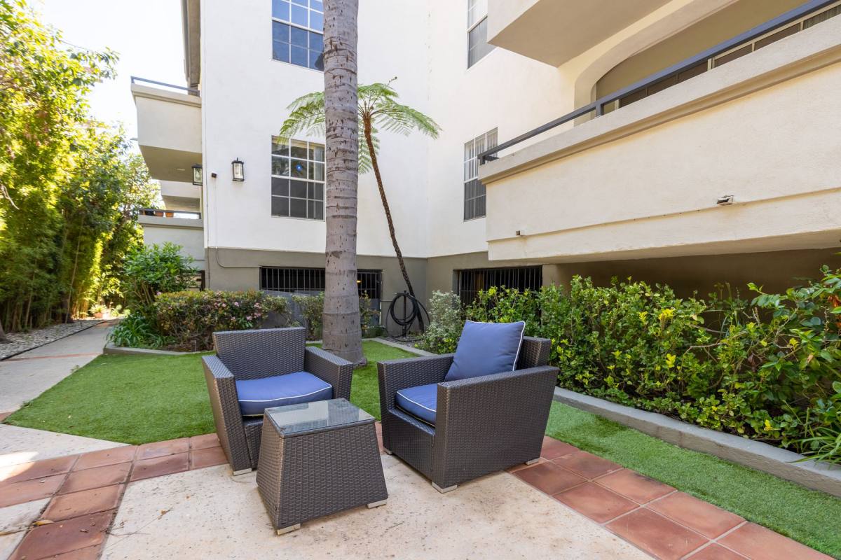 Apartment for rent at 960 N Alfred St, West Hollywood, CA 90069