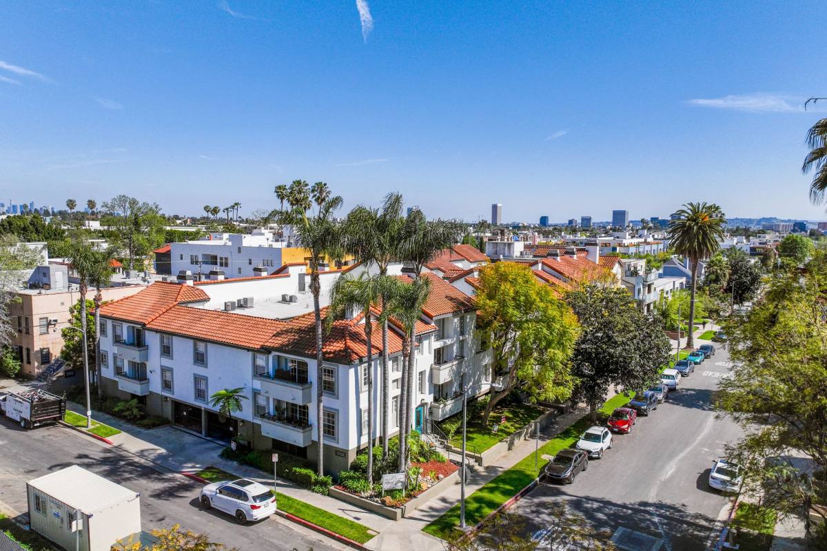 Apartment for rent at 960 N Alfred St, West Hollywood, CA 90069