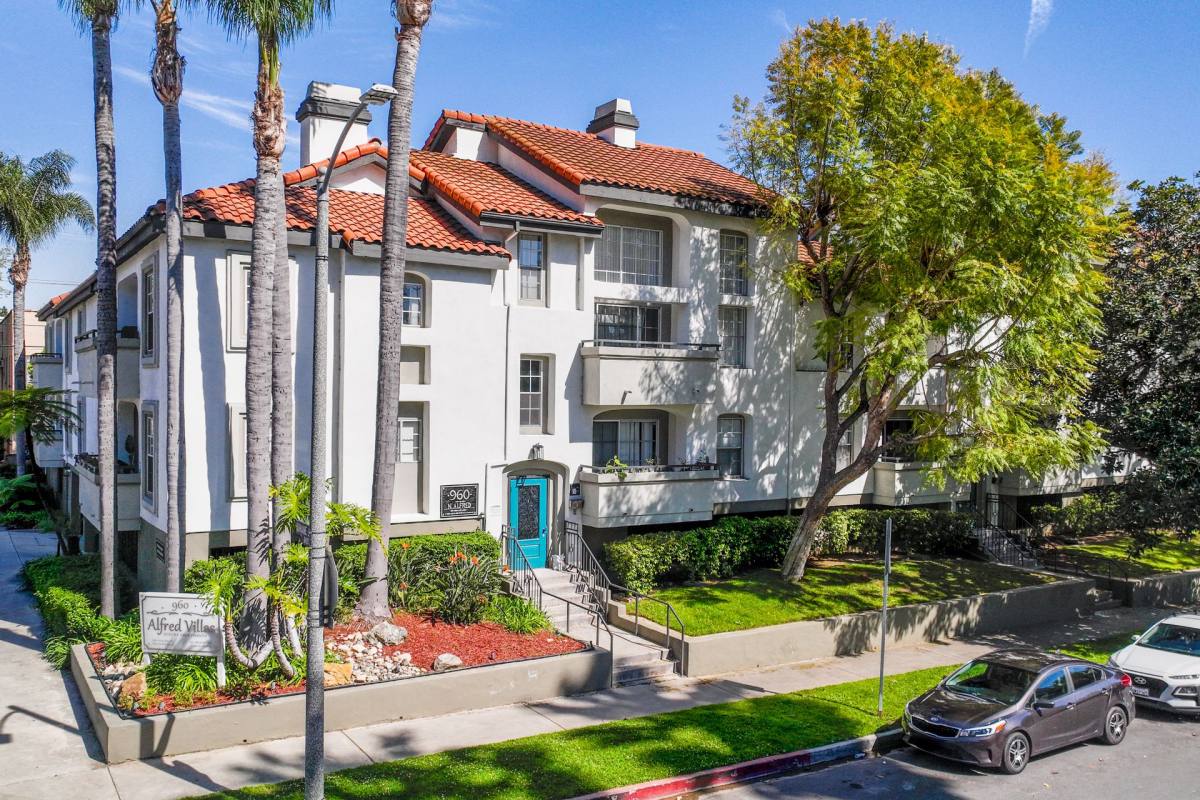 Apartment for rent at 960 N Alfred St, West Hollywood, CA 90069