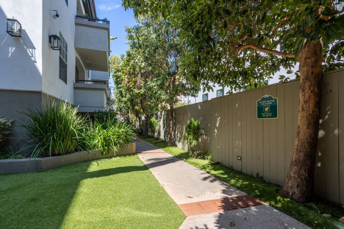 Apartment for rent at 960 N Alfred St, West Hollywood, CA 90069
