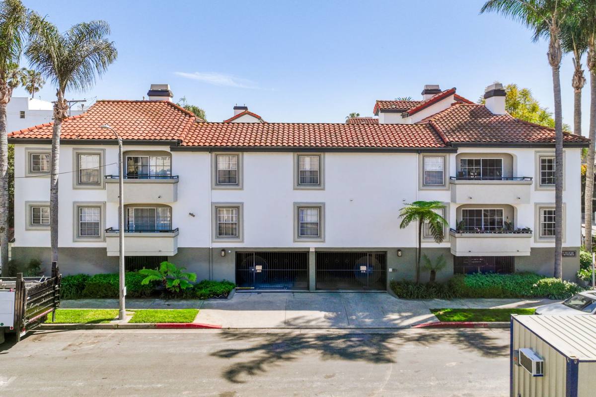 Apartment for rent at 960 N Alfred St, West Hollywood, CA 90069