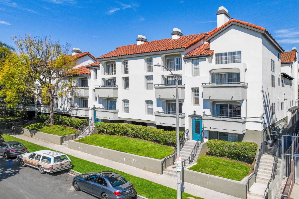 Apartment for rent at 960 N Alfred St, West Hollywood, CA 90069