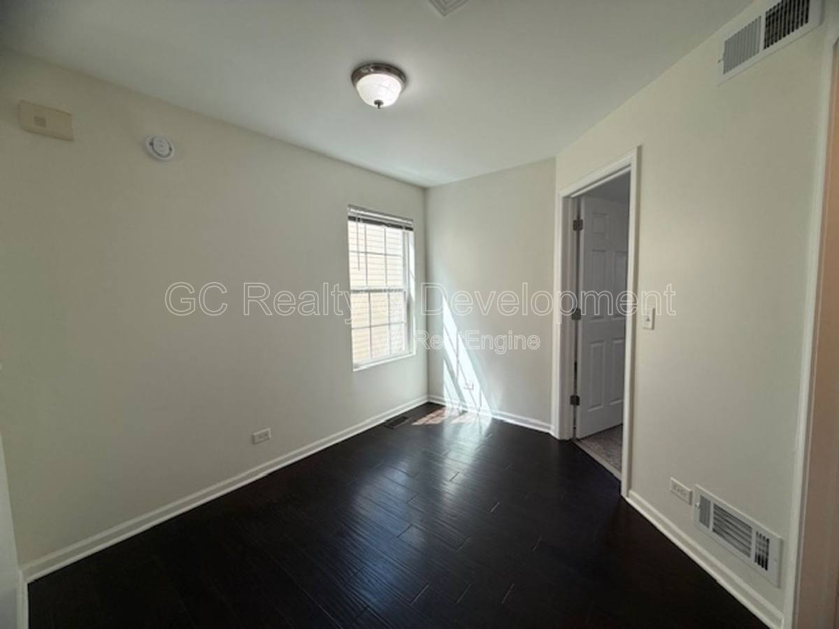Apartment for rent at 1062 Turin Dr, Hampshire, IL 60140