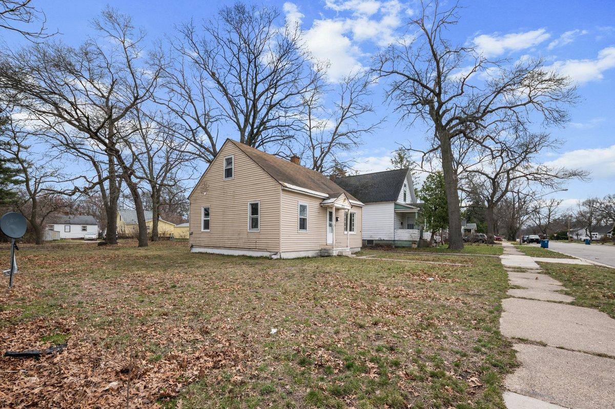 House for rent at 2016 Reynolds St #1, Muskegon, MI 49444