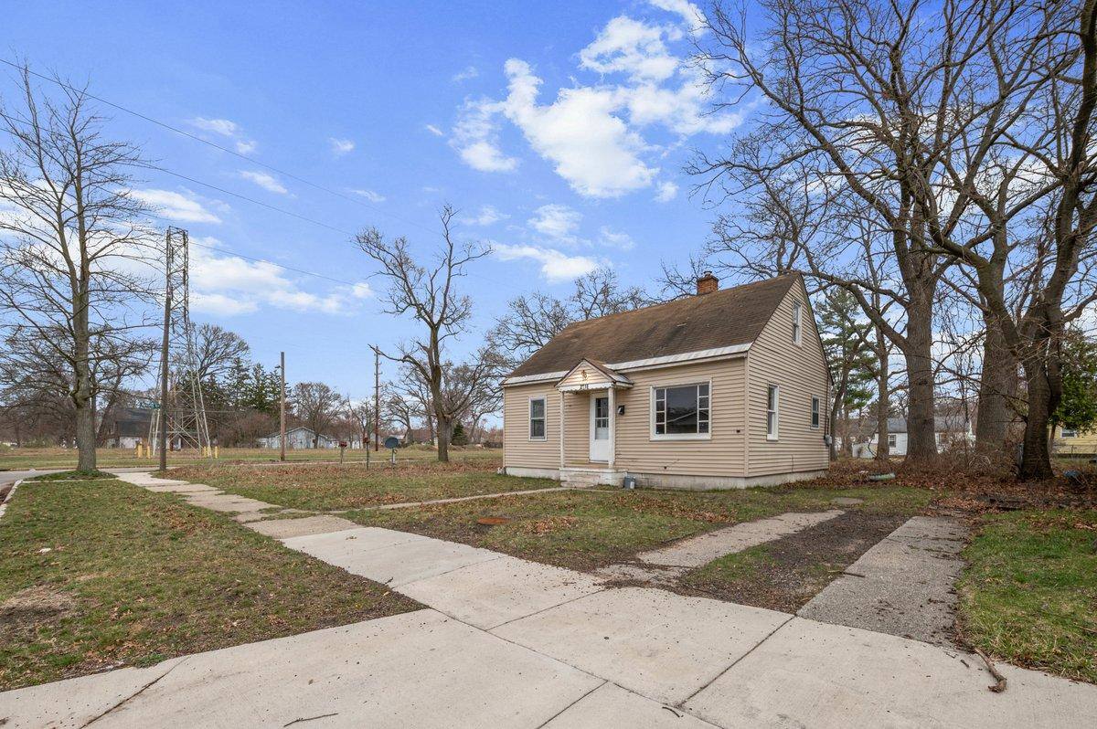 House for rent at 2016 Reynolds St #1, Muskegon, MI 49444