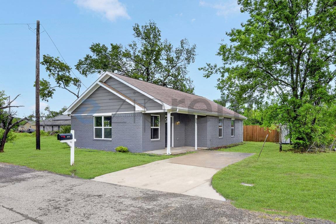 House for rent at 317 Jones St, Bonham, TX 75418