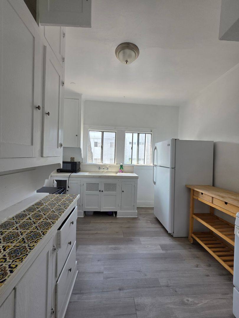 Apartment for rent at 1000 - 1016 N Croft Ave, West Hollywood, CA 90069