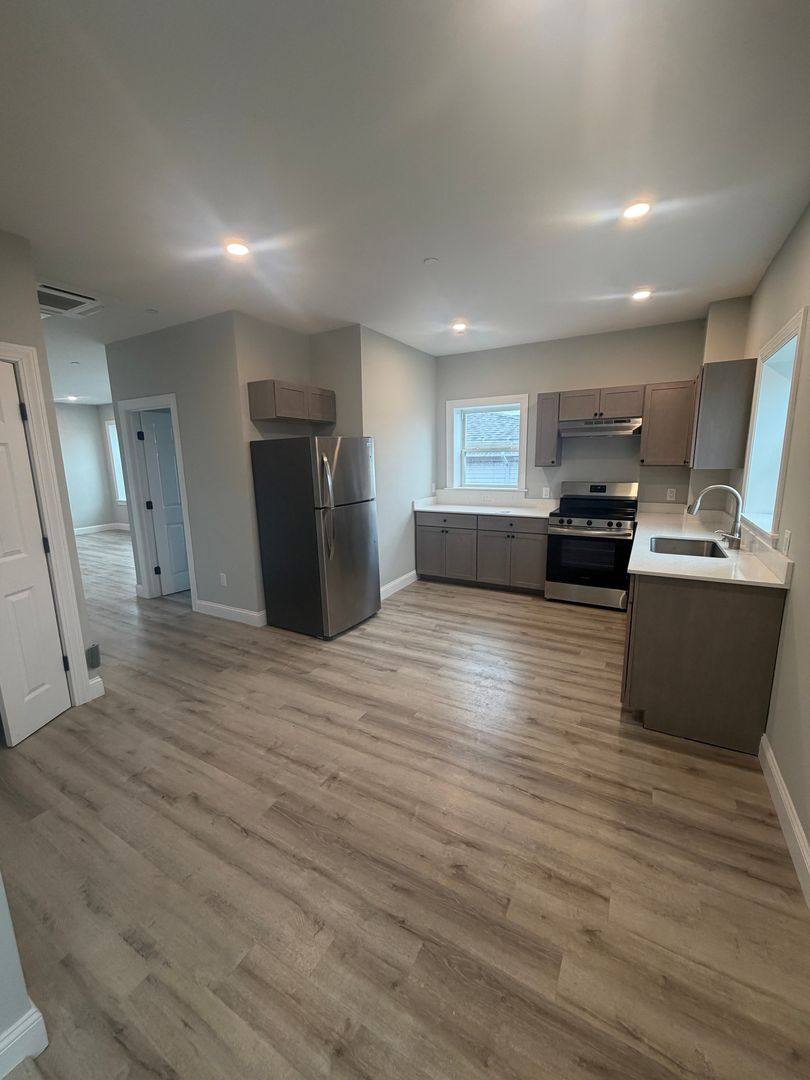 Apartment for rent at 566-572 Main St, Shrewsbury, MA 01545